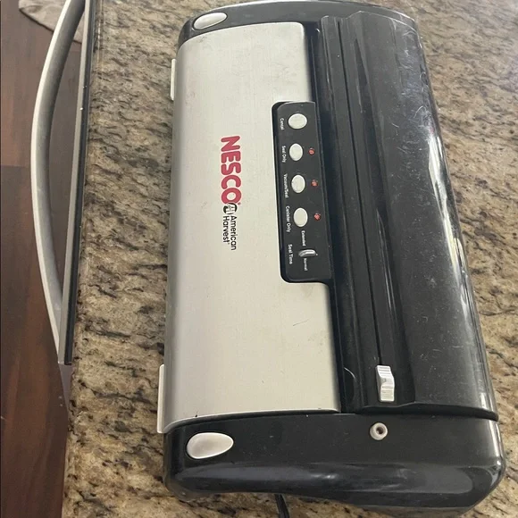 NESCO VS-02 Vacuum Sealer Machine /Food Starter Kit with Automatic Shut-Off - Picture 5 of 10